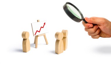 Bir toplantı ve lideri konuşma bakmak için kişi toplandı. Toplantı veya rapor geçmiş döneme ait. Analytics ve Strateji planlama. Seçici odak brifing analizi, kar ve gelir