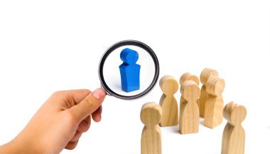 Lider kişilik bir kalabalık hitaben bir konuşma konuşuyor. İş kavramı lider ve liderlik nitelikleri, kalabalık yönetimi, siyasi tartışma ve seçimler. İşletme Yönetimi.