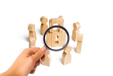 Ahşap figürler insan asma kilit kuşatır. kişisel veri ticari sırlar, sırları bağlılığı korunması kavramı. Sırların korunması. Banka gizlilik. Bilgi ağlarının korunması.