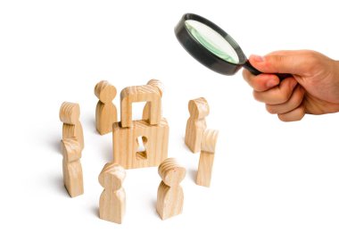 Ahşap figürler insan asma kilit kuşatır. kişisel veri ticari sırlar, sırları bağlılığı korunması kavramı. Sırların korunması. Banka gizlilik. Bilgi ağlarının korunması.