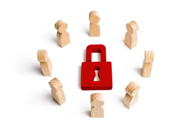 Ahşap figürler insan asma kilit kuşatır. kişisel veri ticari sırlar, sırları bağlılığı korunması kavramı. Sırların korunması. Banka gizlilik. Bilgi ağlarının korunması.