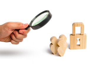 Büyüteç Camı asma kilit yakınındaki insanlar standında arıyor. Kişisel veri ve siber koruması korunması. İnsan hakları ve azınlıkların korunması. Sivil özgürlüklerin sınırlandırılması