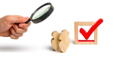 Büyüteç Camı birlikte kırmızı onay kutusunda yanındaki üç ahşap insan figürleri standında arıyor. Gönüllüler, partiler, adaylar, seçim electorates. İnsan hakları.