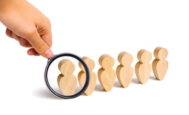 Büyüteç bir oluşumu beyaz bir arka plan üzerinde insanlar standında arıyor. Disiplin ve düzen, gönderme. Emir beklentisiyle. İnsanlar sıraya gir ve dinle. Baikot, protesto.