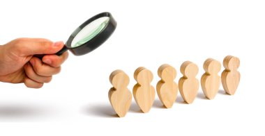 Büyüteç bir oluşumu beyaz bir arka plan üzerinde insanlar standında arıyor. Disiplin ve düzen, gönderme. Emir beklentisiyle. İnsanlar sıraya gir ve dinle. Baikot, protesto.