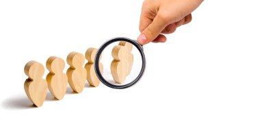 Büyüteç Camı insanlar stand oluşumunda ahşap rakamlarına arıyor. Aday, çalışan, en iyisi seçildi. Seçimi, yetenek seçimi. İş eğitimi, seçici odak