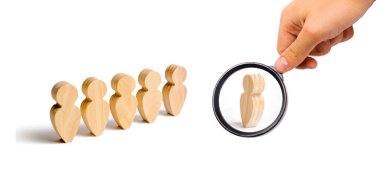 Büyüteç camı oluşumu ve onların lideri dinle insanlar tribünde ahşap rakamlarına arıyor. İş eğitimi, brifing ve ilham verici konuşma. Özetliyor. Seçici odak