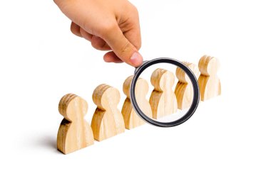 Büyüteç bir oluşumu beyaz bir arka plan üzerinde insanlar standında arıyor. Disiplin ve düzen, gönderme. Emir beklentisiyle. Dayanıklılık, güvenlik kavramı. Baikot, protesto.