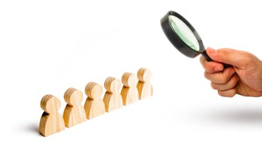 Büyüteç bir oluşumu beyaz bir arka plan üzerinde insanlar standında arıyor. Disiplin ve düzen, gönderme. Emir beklentisiyle. Dayanıklılık, güvenlik kavramı. Baikot, protesto.