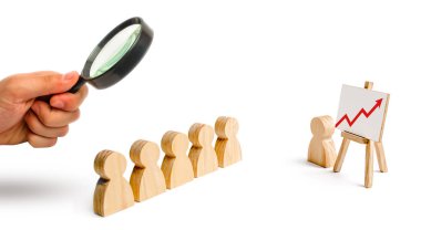 Büyüteç camı oluşumu ve onların lideri dinle insanlar tribünde ahşap rakamlarına arıyor. İş eğitimi, brifing ve ilham verici konuşma. Özetliyor, iş başarıları