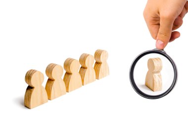 Büyüteç camı oluşumu ve onların lideri dinle insanlar tribünde ahşap rakamlarına arıyor. İş eğitimi, brifing ve ilham verici konuşma. Özetliyor, iş başarıları