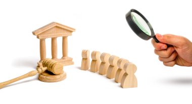 Büyüteç Camı hükümet ve hakimin tokmak evi duran insanlar grup bakıyor. yargı sistemi ve yasama kavramı. Hukuk ceative aparatı. Adliye Binası, banka.