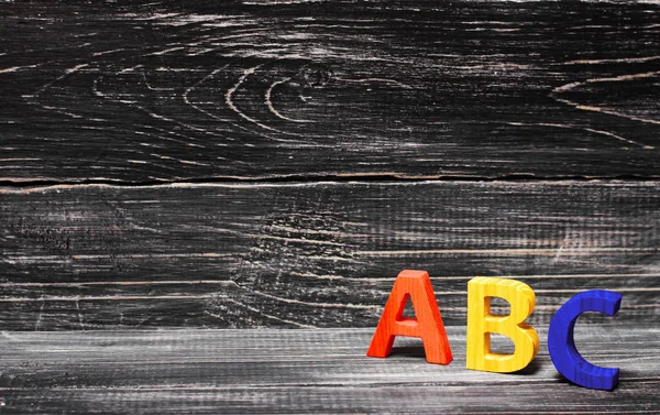 Alphabet Aus Holz Auf Dem Hintergrund Einer Tafel Ebenholz Bildungskonzept — Stockfoto