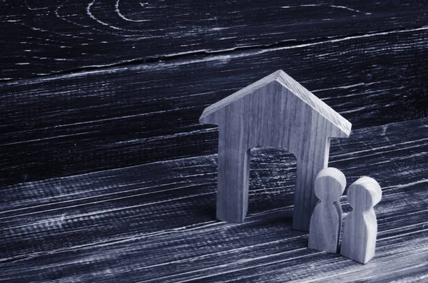 二人並べてブラック ボードの背景と置物の木造住宅 住宅の不動産の売買の概念 低価格で手頃な価格の住宅 家族のための家 — ストック写真