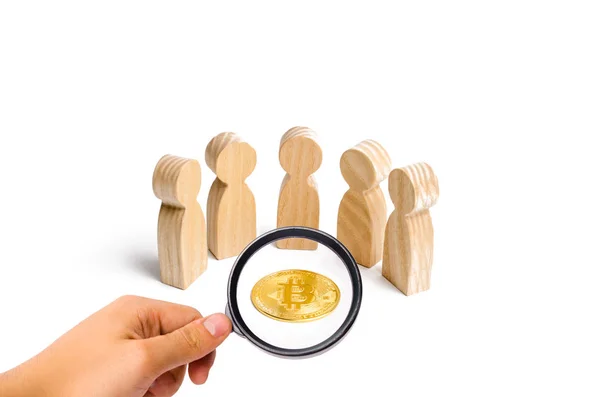 Drewniane Figurki Ludzi Stojących Wokół Bitcoin Moneta Białym Tle Kryptowaluta — Zdjęcie stockowe