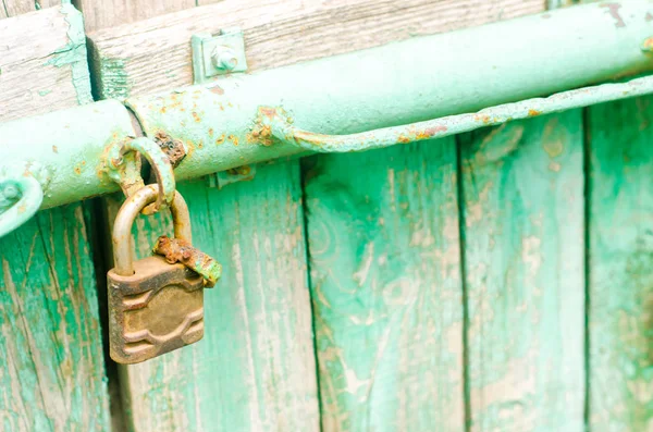 Vecchio Ferro Lucchetto Arrugginito Sulla Porta Legno Verde — Foto Stock