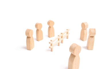 Sözleşme sonu, çatışması. İş adamları anlaşmalarına. Ahşap bir çit durumda tartışırken iki gruba böler. Fesih ve ilişkileri, bağları kırma dağılımı.