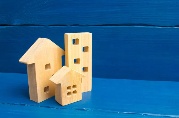 不動産の売買 アパートとアパート 決済市 ミニマリズム プレゼンテーション 不動産市場 青色の背景に つの家 — ストック写真