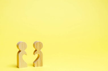 Yarım kalpli iki tahta adam. Ruh eşini ara. Flört ve sempati. İnsan ilişkileri. Tüm yaşam sevgisi. Aşıklar hakkında buluşma. Boşanma ve ayrılık. İki yarım. Psikoloji ve psikoterapi.