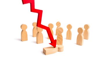 Kırmızı ok bir kalabalığın önünde kişi cleaves. Psikolojik baskı kavramı. Ekonomik kriz, düşen özlü sözler ve piyasada çöküşü kurbanı. Güvenlik açığı bulunan kişi