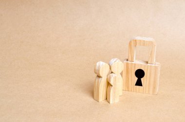 İki kişi bir kilit ile. Güvenlik ve emniyet, teminat, kredi bir ipotek için. Müsadere borçları için özellik. Güvenlik ve alarm sistemi. Güvenlik hizmeti. Ahşap asma kilitler insanlarla.