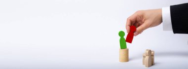 Elini bir işadamı iş takım elbiseli bir adam ahşap bir rakam elinde tutuyor ve başka bir şekil görevinden taşır. Bir çalışan personel afiş yerine ateş kavramı