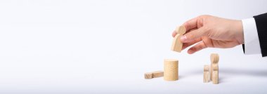 Elini bir işadamı iş takım elbiseli bir adam ahşap bir rakam elinde tutuyor ve başka bir şekil görevinden taşır. Bir çalışan personel afiş yerine ateş kavramı