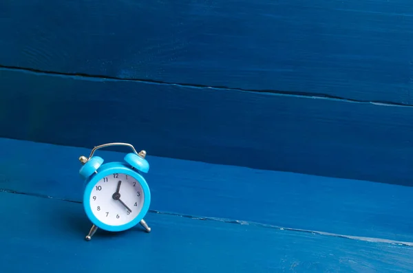 Relógio Alarme Azul Fundo Madeira Azul Conceito Tempo Tradução Horas — Fotografia de Stock