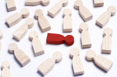 Ahşap figürler beyaz bir arka plan üzerinde insanların. Toplum, toplu kavramı, şirket, Aile, komşular. Bir kalabalık bir toplantıda halkı ralli. İşçilerin, çalışanların, vatandaşlar. Çocuklar. Yakın çekim