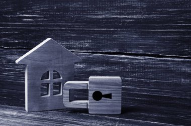 Bir asma kilit ile ahşap ev. Bir kilit ile ev. Güvenlik ve emniyet, teminat, kredi bir ipotek için. Müsadere borçları için özellik. Güvenlik ve alarm sistemi. Yeni bir ev satın alma