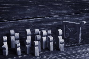 Kişilik bir kalabalık bir onay kutusunun yanında duruyor. Seçimler ve sosyal teknolojileri kavramı. Gönüllüler, partiler, adaylar, seçim electorates. İnsan hakları seçmenlerin oy