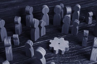 Kişilik bir kalabalık mekanizması dişli ahşap görünüyor. Üretim, süreci fabrikada. Bitkiler ve fabrikalar. İşçiler bir fabrika inşa ediyoruz. Teknoloji ve endüstri kavramı.