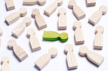 Ahşap figürler beyaz bir arka plan üzerinde insanların. Toplum, toplu kavramı, şirket, Aile, komşular. Bir kalabalık bir toplantıda halkı ralli. İşçilerin, çalışanların, vatandaşlar. Çocuklar. Yakın çekim