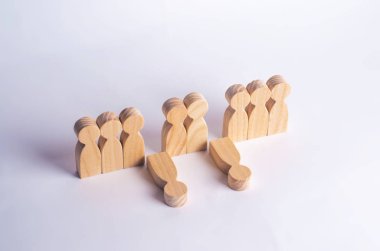 On iki kişi sıraya düştü. Takım, istatistik 2-10, 10 8 istatistiklerine göre zayıf bir bağlantı kavramı. Ahşap figürler insan testleri ve görevleri dayanamayıp