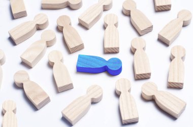 Ahşap figürler beyaz bir arka plan üzerinde insanların. Toplum, toplu kavramı, şirket, Aile, komşular. Bir kalabalık bir toplantıda halkı ralli. İşçilerin, çalışanların, vatandaşlar. Çocuklar. Yakın çekim