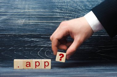Takım elbiseli bir erkek eli App yazıt için bir soru işareti içeren bir kare dışarı tutar. Bir etki alanı, üst düzey, Web siteleri ve hizmetleri için etki alanları satışı. Internet üzerinde yeni etki alanı