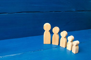 Kendini geliştirme, büyüme kişiliği ve profesyonellik kavramı. Çocuklar ve ebeveynler, aile. İnsan büyüme döngüsü. Küçük insanların büyük bir yarım daire tribünde için ahşap rakamlar.