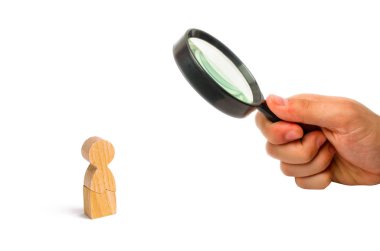 Bir adamın beyaz bir arka plan üzerinde ahşap heykelcik. Bir yalnız adam, Minimalizm. Metin için yer. Slayt sunumu için.