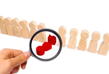 Büyüteç ahşap insanların bir satır ve aralarında bir kişinin kırık bir rakam bakıyor. Zayıf bir halka kavramı. Beklentilerden vazgeçmedi ve görevi yerine getirmedi. Zayıf oyuncu