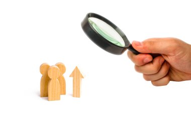 Büyüteç bir grup insan ve yukarı ok arıyor. Artış ve büyüme, statik veri. Yukarı düzeyde. Hizmet kalitesinin artırılması. büyüme Rating, müşteri sayısındaki artış