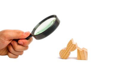 Büyüteç arıyor bir ahşap bir adam kırık bir rakamdır. Psikolojik stres ve baskı kavramı. Sinirleri ve sağlığımız duramazdın. Yaşam tehdidi. Yaralanma ve ölüm.