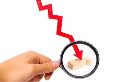 Büyüteç kırmızı arıyor ok cleaves kişi. Psikolojik baskı kavramı. Ekonomik kriz, düşen özlü sözler ve piyasada çöküşü kurbanı.