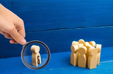 Büyüteç insanlar standları bir kalabalık arıyor ve bir kadın figürü bir boşluk onun vücudunda bir çocuk şeklinde görünüyor. İnfertilite, ret bir toplumun kavramı