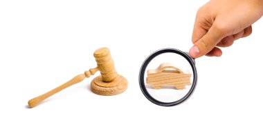 Ahşap biblo bir yargıç beyaz bir arka plan üzerinde çekici bir araç. Minimalizm. Satın alma ve araba satışı. Makinenin deneme, müsadere. Tanıma sahip olma.