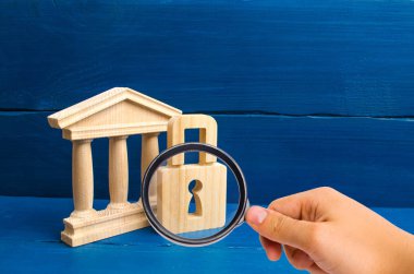 Büyüteç Camı eski bina ve bir kilit bakarak. Tarih ve kültür anıtları koruma kavramı. Müzeler korunması. Tarihin tahrif koruma.