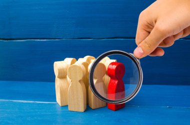 Grup insanlar figürler. Toplum, sosyal grup. Sürü içgüdüsü, insan yönetimi. İnsan kaynakları, işçilerin birlikte bekletin. Büyüteç Camı kırmızı adam standları grubundan bakıyor,