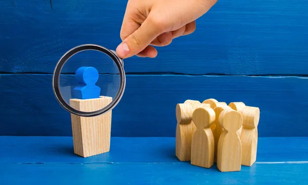 Vergrootglas Kijken Naar Leider Van Het Rostrum Spreekt Een Toespraak — Stockfoto