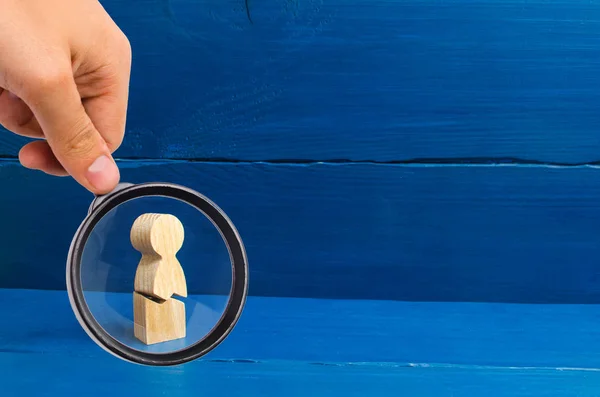 Lupa Está Mirando Figura Madera Hombre Con Una Grieta Concepto —  Fotos de Stock