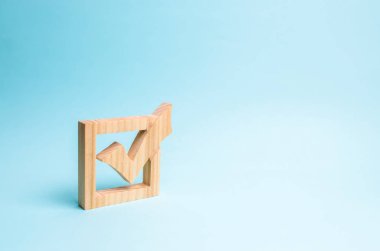 ahşap seçimleri üzerinde mavi bir arka plan üzerinde oylama onay işareti. Başkanlık veya milletvekili seçimlerinde referandum. Araştırması nüfus istatistikleri, görev tamamlandı. Demokrasi ve özgürlük