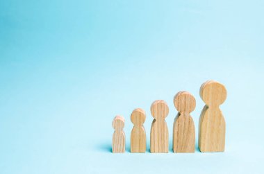 Ahşap figürler insanların küçük bir yarım daire büyük tribünde. Kendini geliştirme, büyüme kişiliği ve profesyonellik kavramı. Çocuklar ve ebeveynler, aile. İnsan büyüme döngüsü.